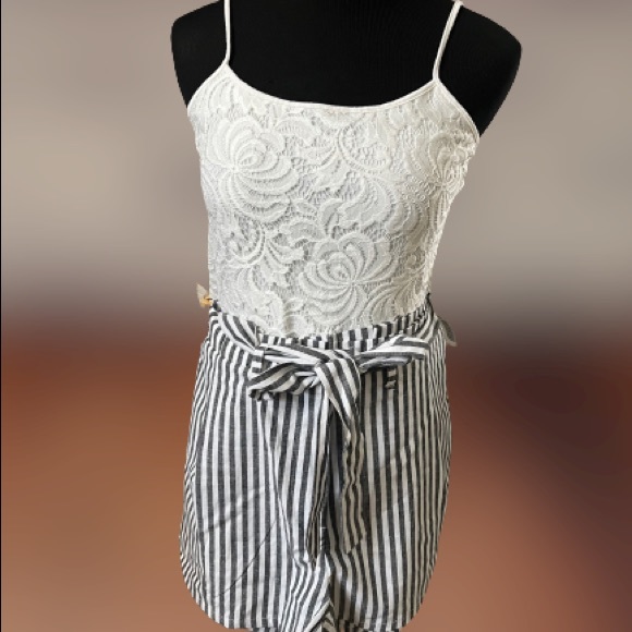 Papaya Grey and White Striped Paper Bag Shorts size M - Picture 5 of 5